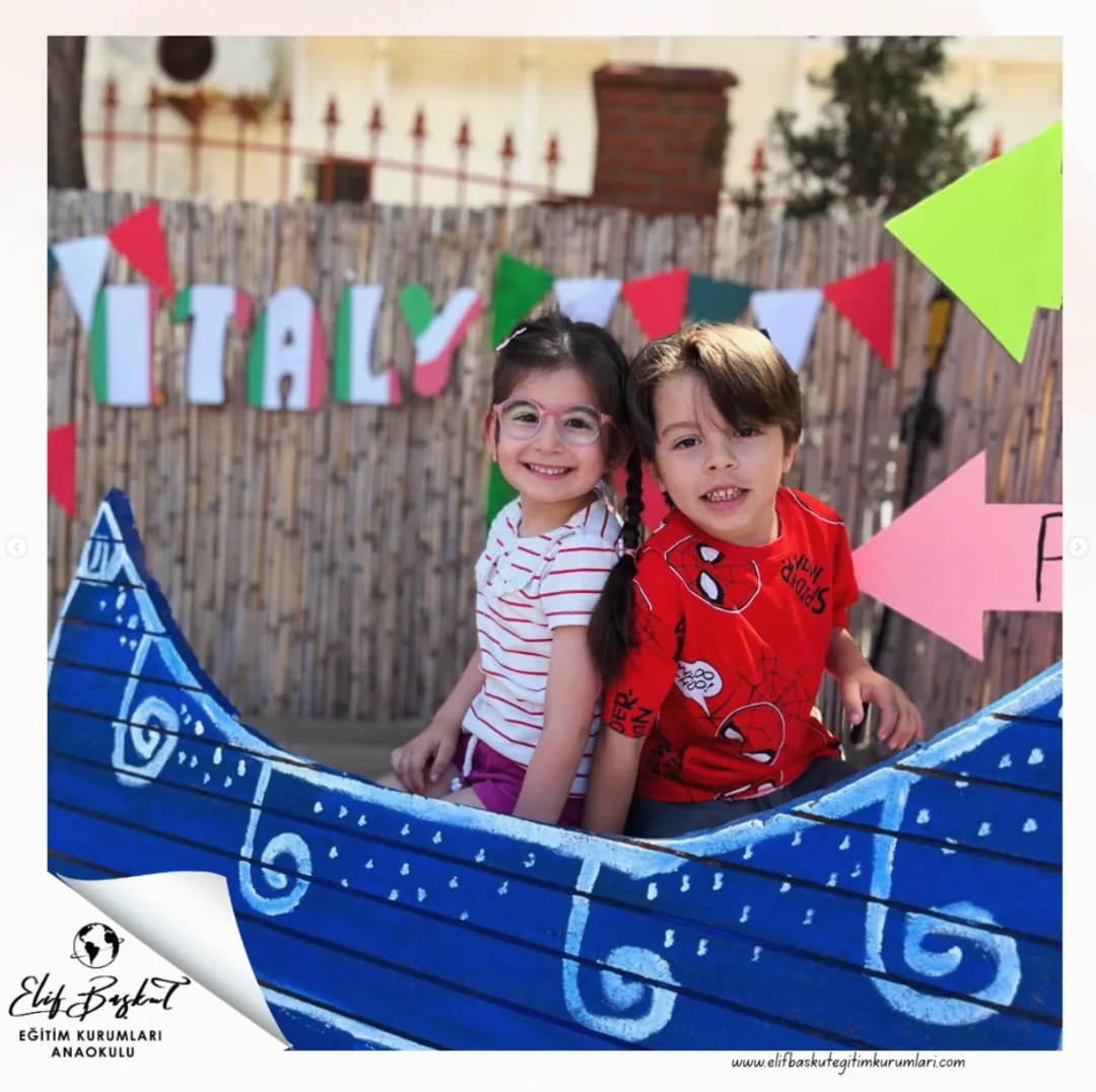 Ayın ülkesi İtalya – gondolda iki çocuk