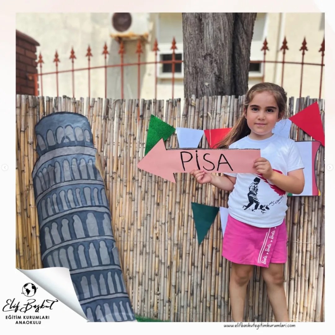 Ayın ülkesi İtalya – Pisa Kulesi ve "Pisa" tabelası